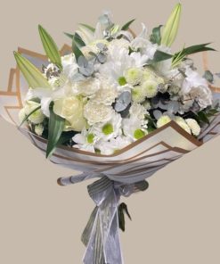 Beyaz Lilyum beyaz gül beyaz krizantem beyaz karanfil buketi 1750₺ Beyaz Lilyum, Beyaz Gül, Beyaz Krizantem, Beyaz Karanfil Buketi