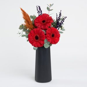 Siyah Çizgili Vazoda 3 Kırmızı Gerbera Çiçeği